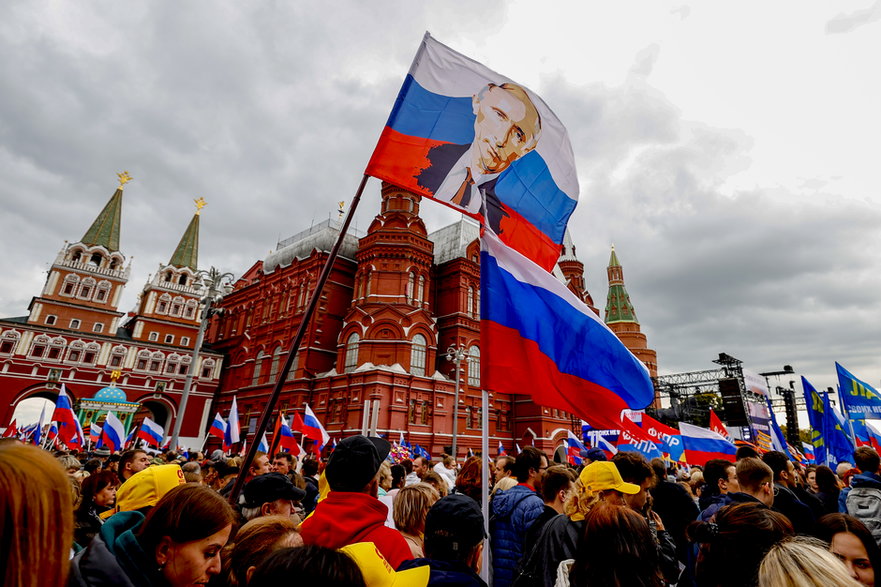 Rosjanie na wiecu poparcia dla separatystycznych regionów w Ukrainie na Placu Maneżowym w Moskwie, 23 września 2022 r.