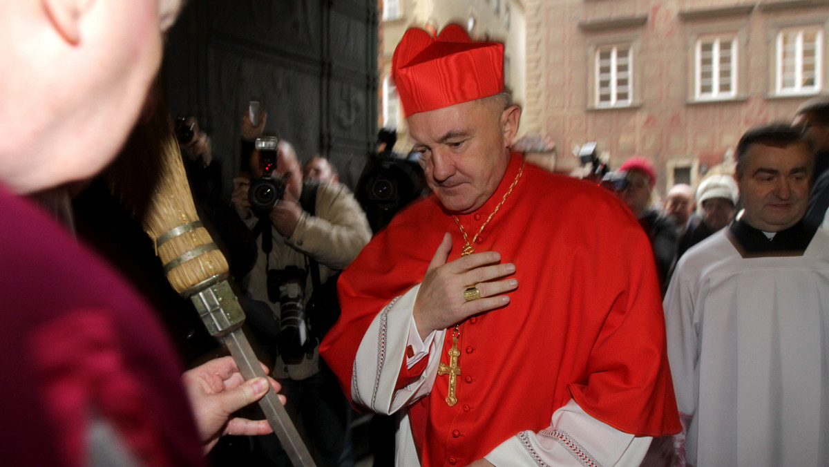 "Opłatek w Sejmie ma sens. W jakimś sensie odwzorowuje stół wigilijny w tym szczególnym środowisku, jakim jest Sejm, czyli grupa osób pracująca nad wspólnymi sprawami Polaków. Wspólny opłatek w Sejmie jest szansą na integrację różnych zwaśnionych środowisk. Politycy powinni być zdolni zawiesić spory, popatrzeć sobie w oczy, przełamać się opłatkiem, złożyć życzenia i może coś dobrego by z tego wyniknęło dla Polaków na kolejny rok. Politycy powinni umieć sobie podać rękę" - powiedział w drugiej części rozmowy z Onet.pl kardynał Kazimierz Nycz o nieobecności polityków PiS w Sejmie podczas spotkania opłatkowego i dodał: "Myślę, że w Sejmie nie ma już partii czysto chrześcijańskiej. Kiedyś była taka partia, ale już jej nie ma. W każdej partii zasiadają ludzie, którzy są katolikami, ale też tacy, którzy wyznają inną ideologię". Na pytanie, kiedy Jan Paweł II może zostać ogłoszony świętym, kardynał Nycz stwierdził: "Myślę, że Jan Paweł II może być ogłoszony świętym już w przyszłym roku".