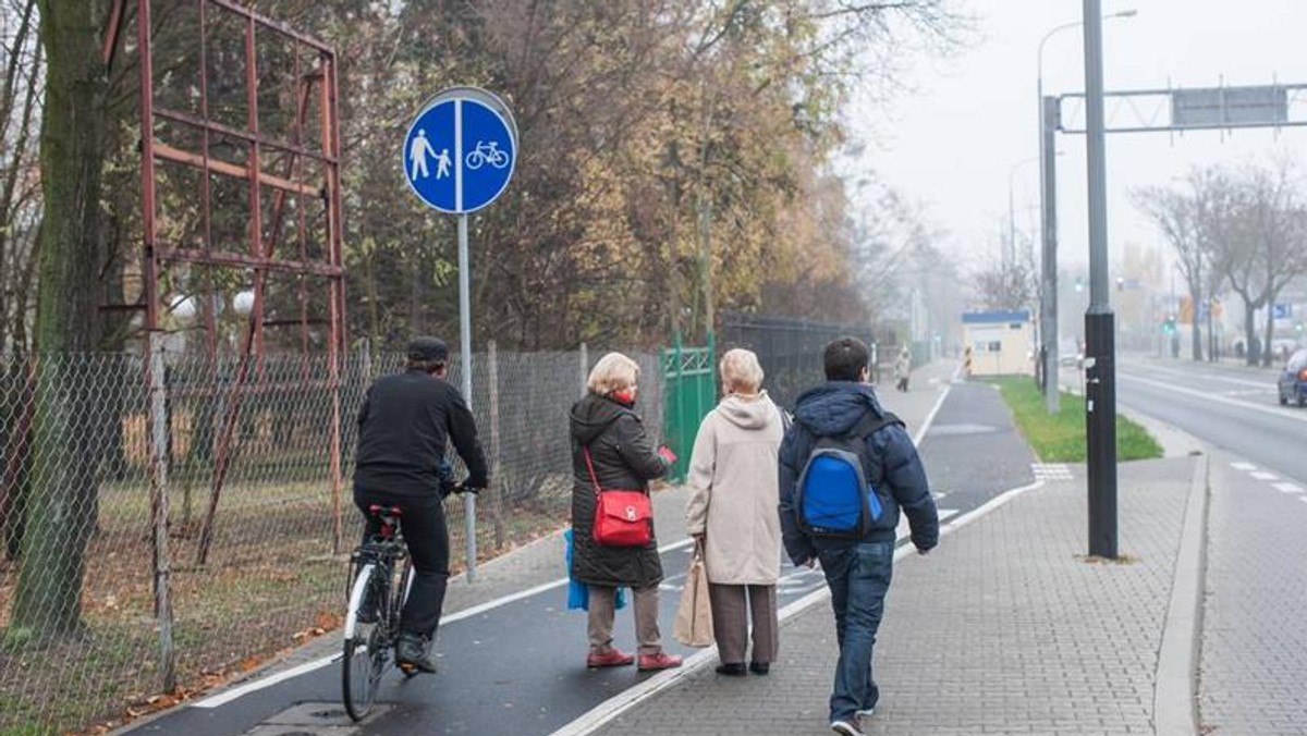 Poznańskie ścieżki rowerowe przypominają sen pijanego. Drogowcy wbili sobie do głowy, aby budować ich jak najwięcej, zapominając przy tym o bezpieczeństwie pieszych i samych rowerzystów