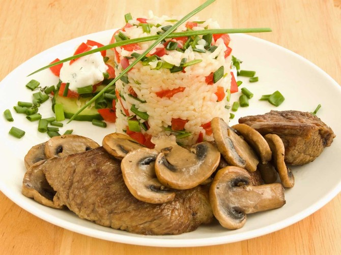 6470_junece-s-pecurkama-stock-photo-dinner-plate-with-rice-fried-meat-mushrooms-and-fresh-vegetables-shallow-dof-shutterstock_46994119