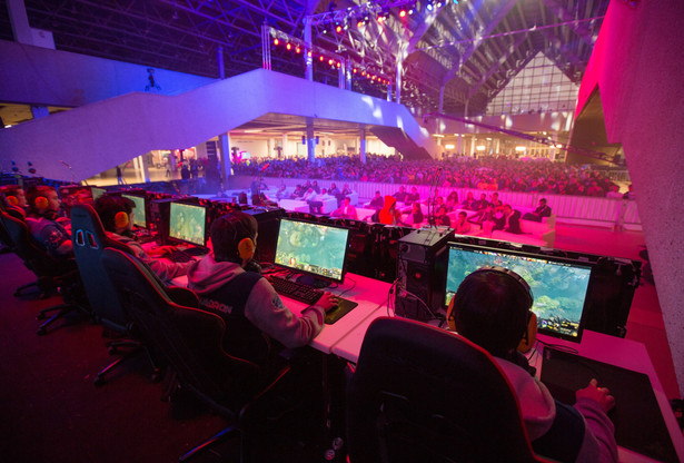 Multiple players compete before an audience in a video game contest at the Dreamhack digital festival in Moscow, Russia, on Saturday, Dec. 5, 2015. Dreamhack is the world's largest digital festival and meeting place for gamers, fans and e-sport enthusiasts. Photographer: Andrey Rudakov/Bloomberg