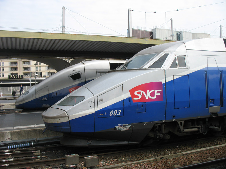 Pociągi dużych prędkości TGV to symbol kolei Francuskich TGV Były to pierwsze superszybkie pociągi w Europie