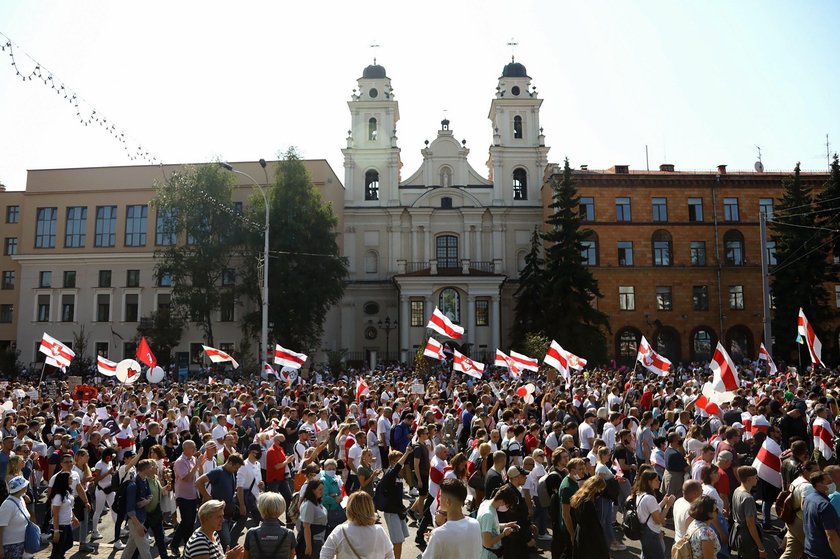 Białoruś: milicja brutalnie pacyfikuje protesty w Mińsku