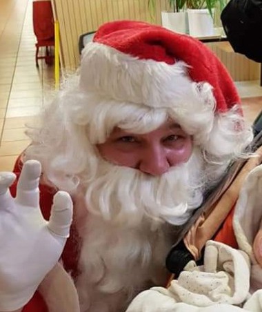 A Mikulás-jelmezbe öltözött producer verte át Zalka Balázs mozdonyvezetőt 