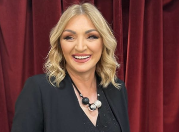 Nekoliko dana pre nego što joj je suprug oduzeo život jer nije ugasila svetla u stanu, krojačica "Granda" je bila posvećena velikom projektu