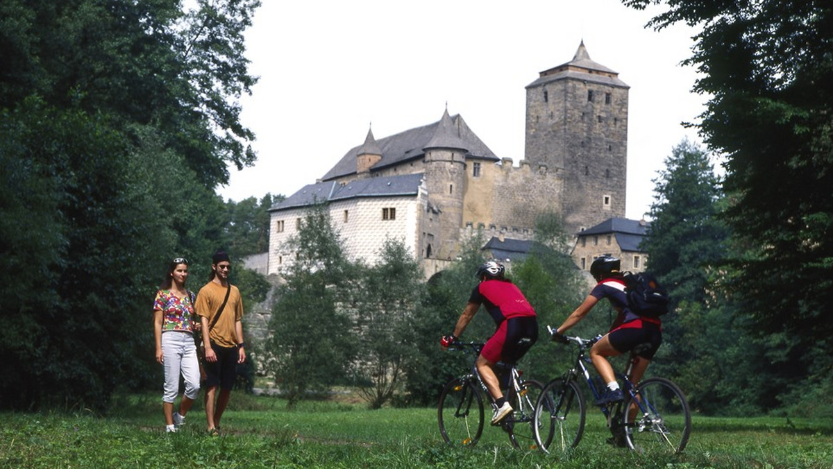 W Czechach na rowerzystów czekają w roku 2014 liczne nowości. Gęstą sieć szlaków rowerowych uzupełniły nowe odcinki tras. Największą tegoroczną inwestycją jest poszerzenie popularnej Łabskiej Trasy Rowerowej. W połowie maja otwarto uroczyście nowy odcinek – między Ústí nad Labem i Děčínem. Obecnie trasa zawiedzie rowerzystów od granicy z Niemcami do Litoměřic.