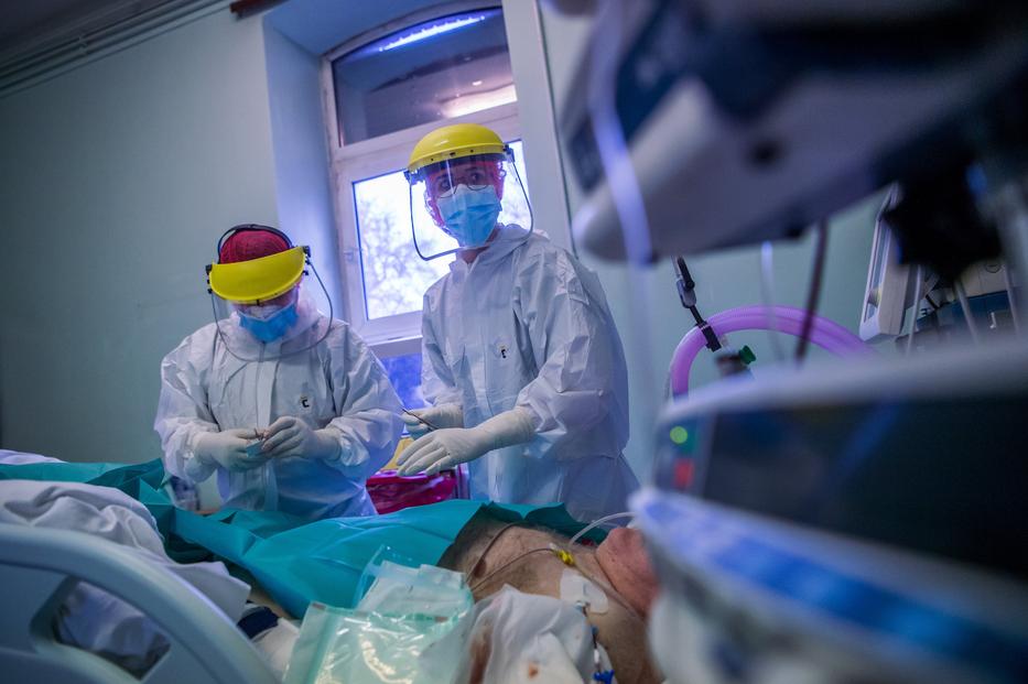 Védőfelszerelést viselő orvosok a koronavírussal fertőzött betegek fogadására kialakított intenzív osztályon a Szent László Kórházban 2020. december 8-án. / Fotó: MTI/Balogh Zoltán