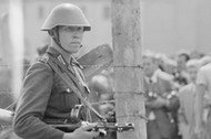 Żołnierz z NRD na Potsdamer Platz w Berlinie, 13 sierpnia 1961 r.