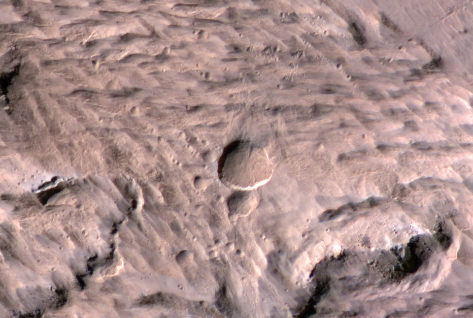 Dwa duże kratery otoczone kilkunastoma małymi