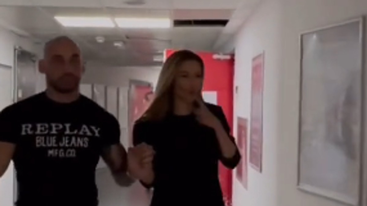 Tea Tairović drži za ruku dečka pred koncert u beogradskoj Areni