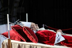 "Śmierć Jana Pawła II". Przedstawiciele PiS żądają usunięcia sztuki