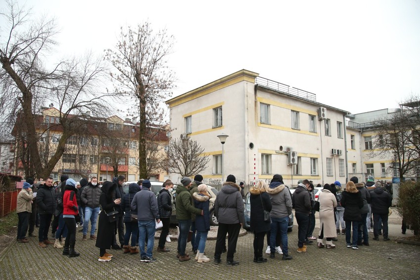 Brojni građani u redu čekaju testiranje u Banjaluci
