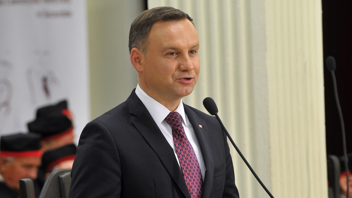 W nauce najistotniejsza jest uczciwa debata, oparta na argumentach, wynikach badań, wolna od kwestii pozamerytorycznych - podkreślił wczoraj w Szczecinie prezydent Andrzej Duda, który uczestniczył w inauguracji roku akademickiego Pomorskiego Uniwersytetu Medycznego.