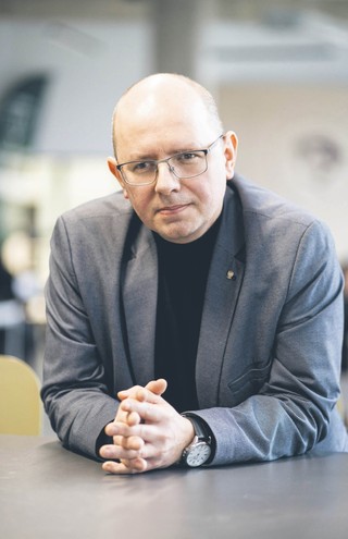 Błażej Kmieciak dr hab. n. społ., prof. Akademii Pedagogiki Specjalnej im. Marii Grzegorzewskiej w Warszawie, pedagog specjalny, socjolog prawa, bioetyk, w latach 2020–2024 członek Państwowej Komisji ds. wyjaśniania przypadków czynności skierowanych przeciwko wolności seksualnej i obyczajności wobec małoletniego poniżej lat 15 (której przewodniczył do 2023  r.), od 2025  r. główny koordynator ds. ochrony zdrowia psychicznego w Biurze RPO