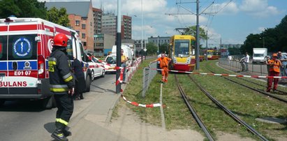 Rozbite samochody blokują torowiska