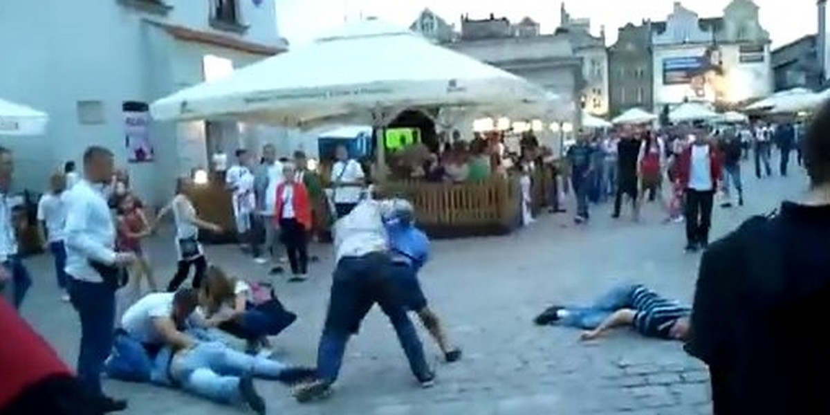 Bójka kibiców na rynku w Poznaniu