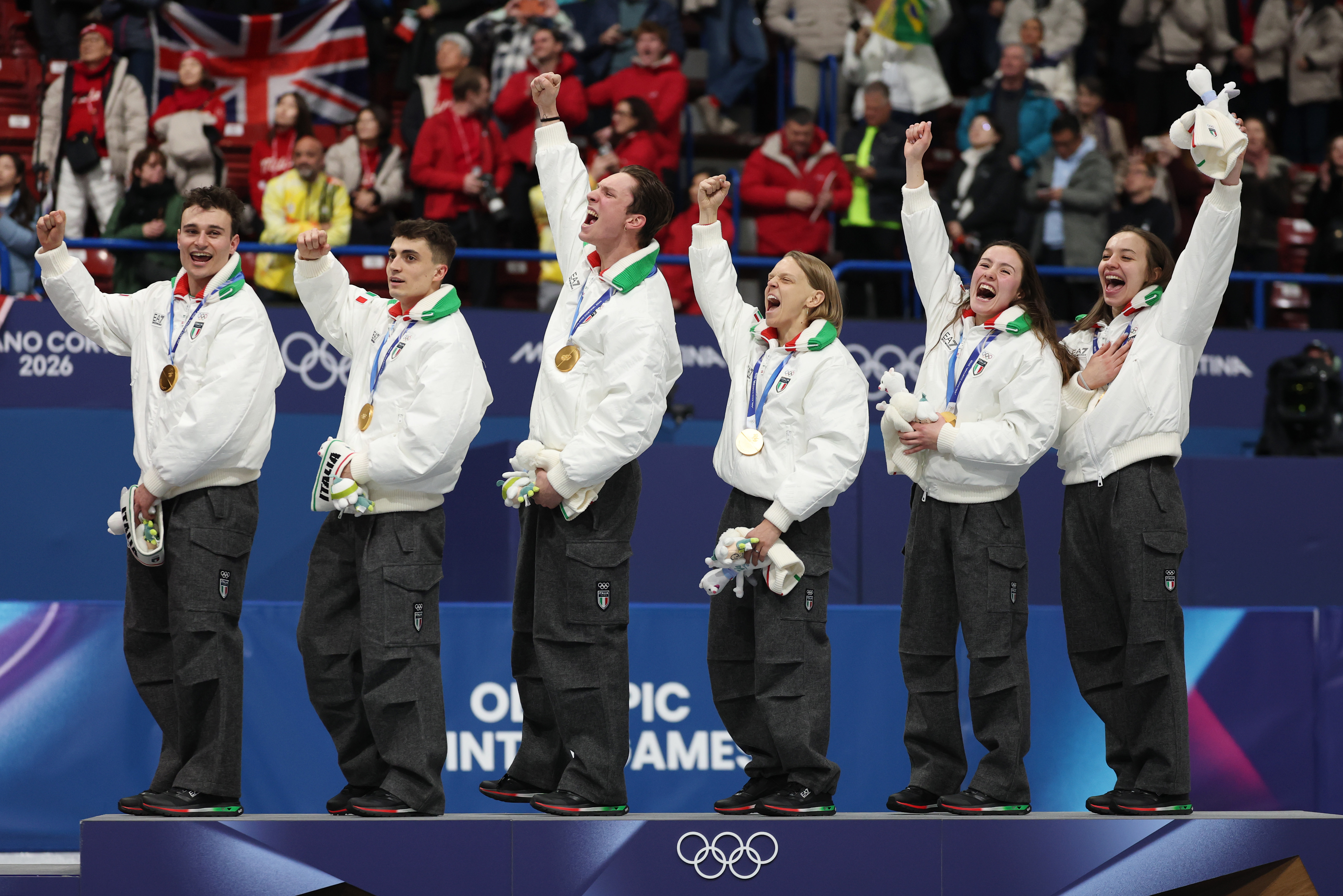 Fontana vince l'oro nella staffetta mista e conquista la dodicesima medaglia olimpica