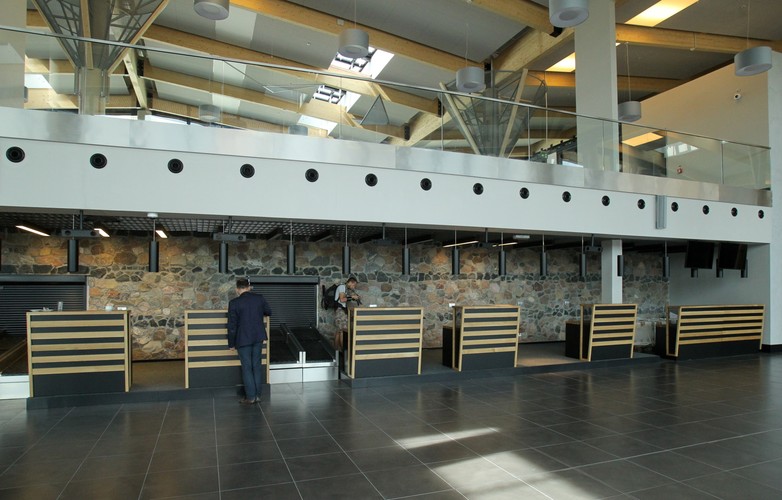 Pierwszych pasażerów lotnisko w Szymanach ma przyjąć jesienią tego roku.<br> Na zdjęciu terminal pasażerski <br><br>(tw/ukit) PAP/Tomasz Waszczuk