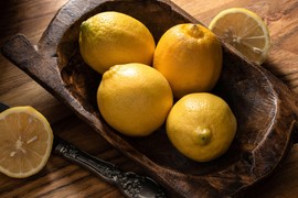 Nakon ovog trika LJUDI MASOVNO skladište limun na manje poznatom mestu u kuhinji: Tvrde da tako OSTAJE SVEŽ MESECIMA i oduševljeni su!