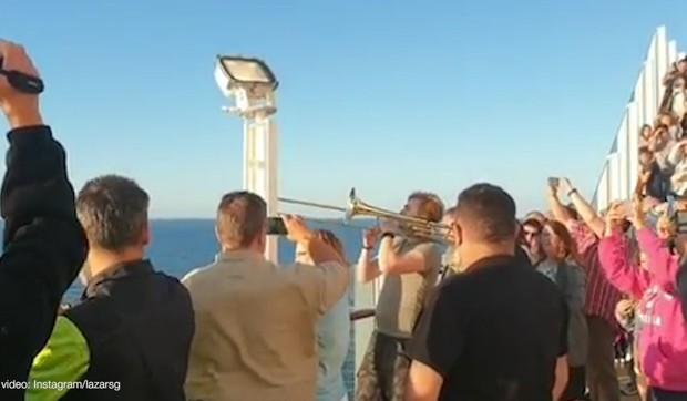 ING_mladic_svira_trombon_na_kruzeru_mambo_vesti_blic_safe_JD_am07.jpg