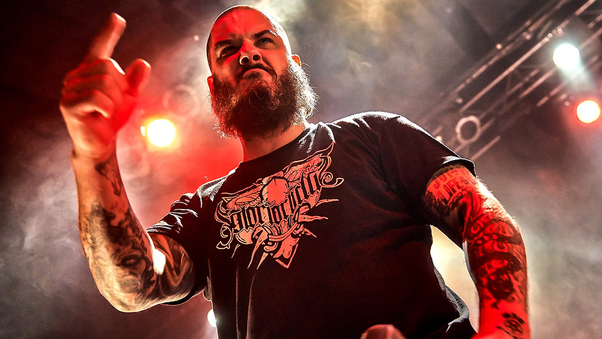 Phil Anselmo, były wokalista metalowej Pantery, a obecnie lider zespołów Down i Superjoint, ponosi konsekwencje swego zachowania w czasie jednego z koncertów.