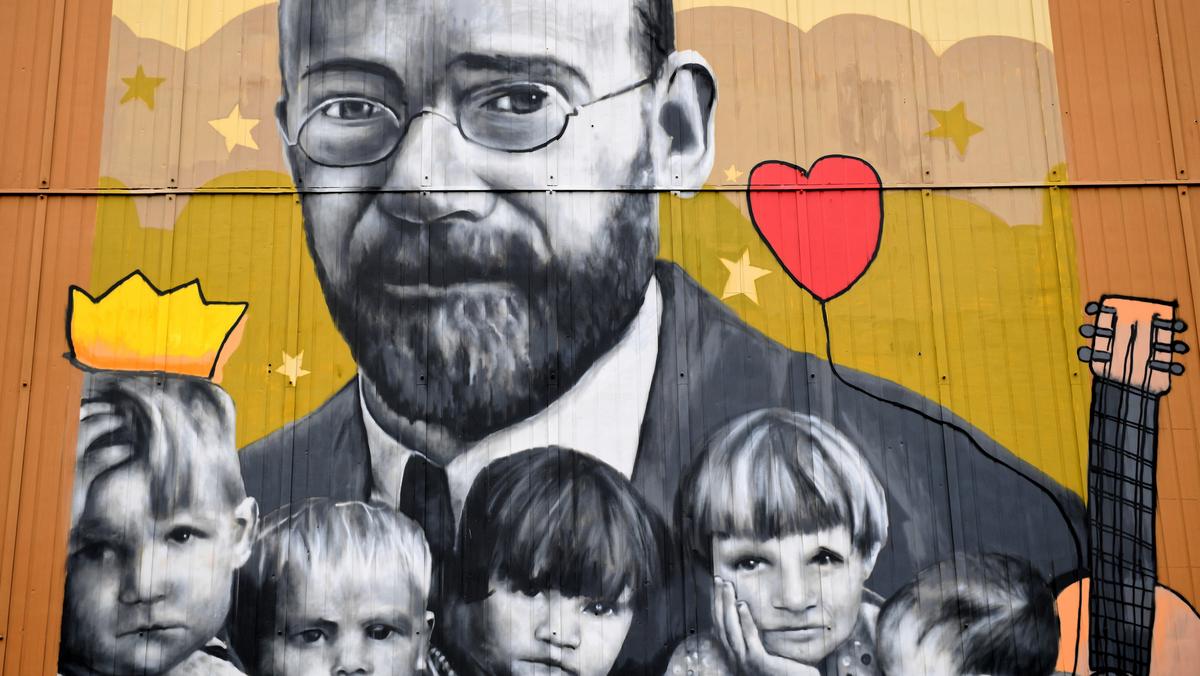Rzeszów. Mural przedstawiający Janusza Korczaka w otoczeniu dzieci.