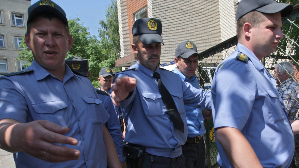 Białoruś: milicja weszła do niezależnych redakcji