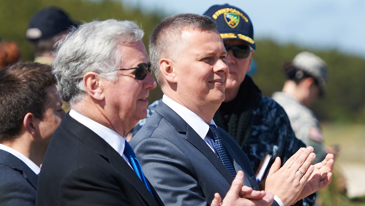 Decyzje o użyciu tzw. szpicy NATO przeciw zagrożeniom hybrydowym powinny być w ręku wojskowych - ocenił w czwartek wicepremier, szef MON Tomasz Siemoniak, który w Żaganiu obserwował pierwsze poligonowe ćwiczenia tych sił.