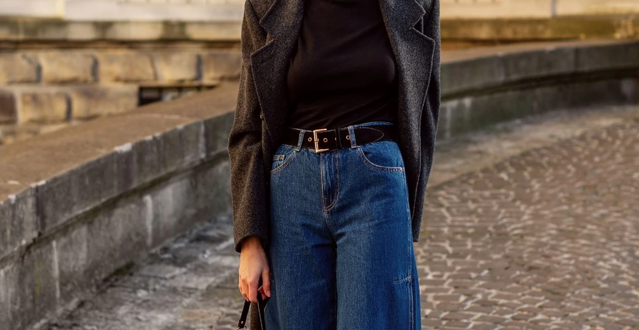 To najmodniejsze jeansy 2024. Kobiety kochają ten fason. Tworzy kształt klepsydry!
