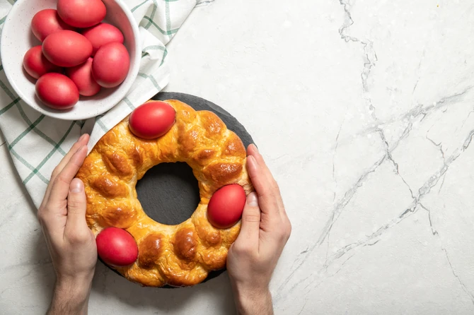 Po tradiciji, Grkinje iz imućnijih kuća obavezno mese dve uskršnje pogače