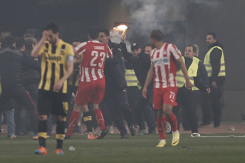 Burdy kibiców w Pucharze Grecji w meczu AEK Ateny - Olympiakos Pireus