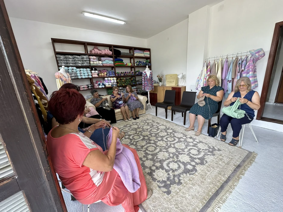 Marija pravi unikatne džempere