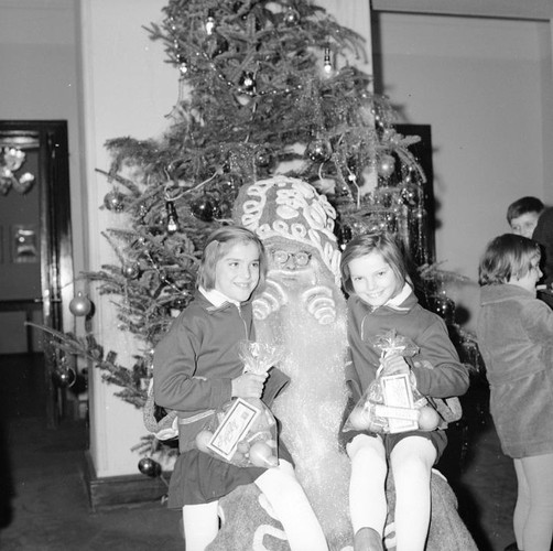 Choinkowa zabawa dla dzieci w Biurze Gastronomii w Warszawie.