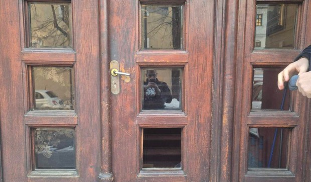 Slomljeno staklo na vratima crkve i prozor