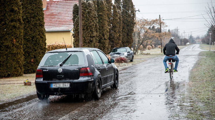 Az OMSZ az egyre jobban jegesedő utakra figyelmezteti  az autósokat /fotó: MTI-Rosta Tibor