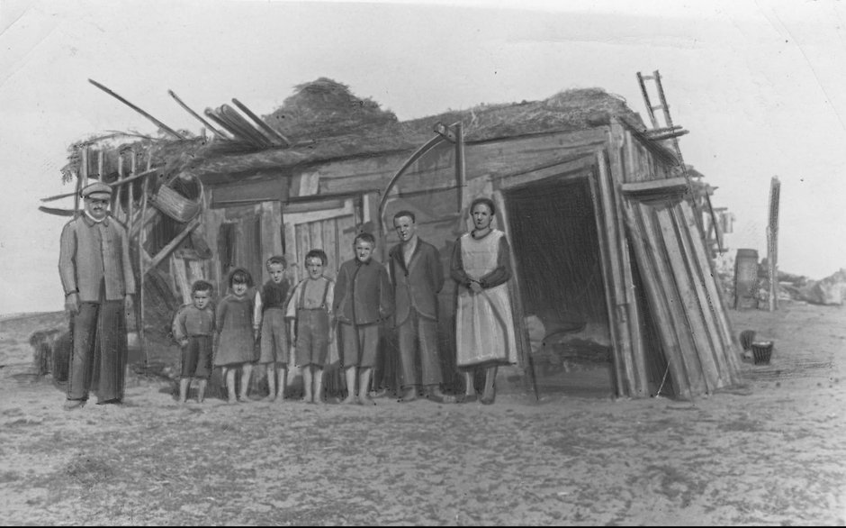 Członkowie rodziny Żeberkiewiczów przed swoim prowizorycznym mieszkaniem. 1935 rok. Źródło: Narodowe Archiwum Cyfrowe.