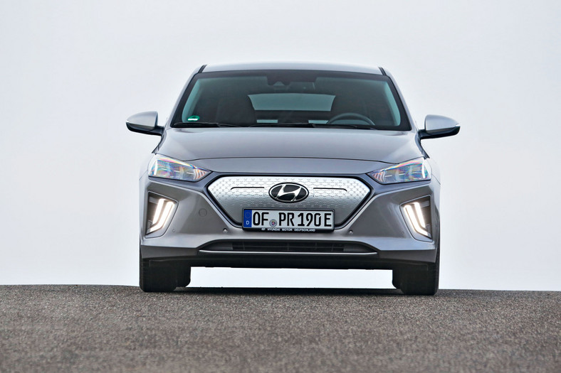 Hyundai Ioniq kontra Nissan Leaf - auta elektryczne dla ludu