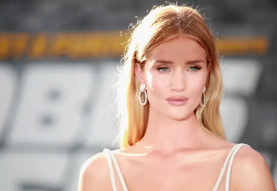 Rosie Huntington-Whiteley nosi ubrania polskiej marki. Ta sukienka to hit