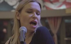 Paulina Młynarska nagrała kolejną piosenkę. W 'Tango feminista' obrywa się Petru i Kijowskiemu