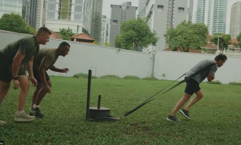 Pit Hegset vežba sa vojnicima