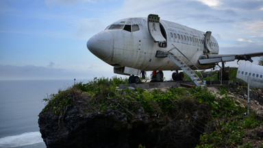 Stary samolot pasażerski na klifie ma zwabić turystów na Bali