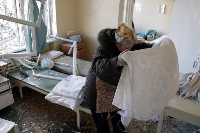 Uprzątanie szkód powstałych w wyniku bombardowania w dzielnicy Kirowska, w Doniecku.