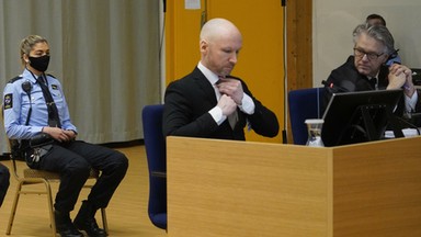 Breivik znów przed sądem. Zaczął od nazistowskiego gestu i nowych haseł