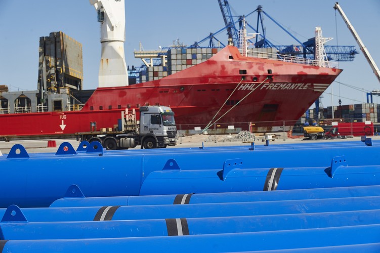 Przypłynęły na specjalistycznym statku HHL Fremantle (Heavy Load Carrier).<br><br>fot.  (cat) PAP/Dominik Kulaszewicz