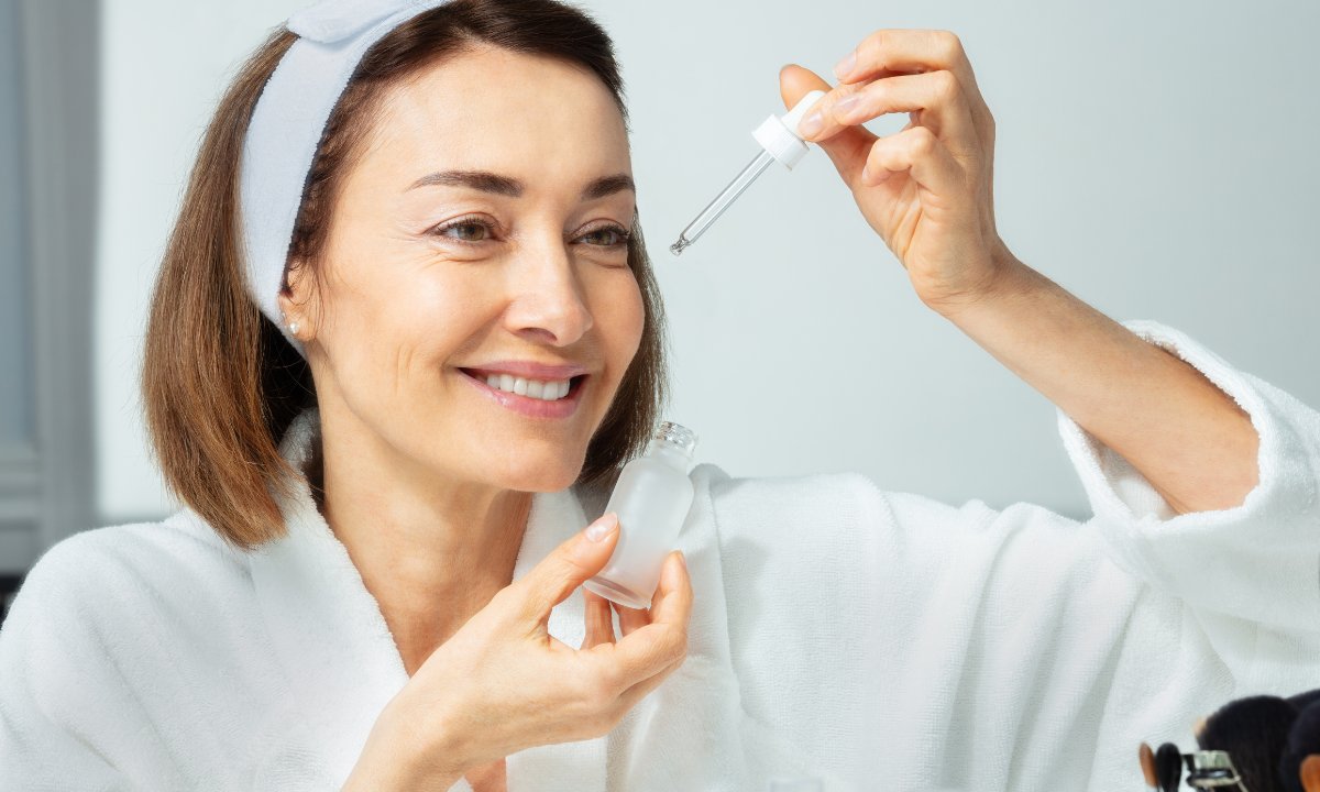 To serum z mikroigiełkami zwalcza oznaki starzenia! Zmarszczki i plamki starcze nie mają szans