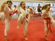 Dzieci ćwiczą na Zimowej Akademii Karate