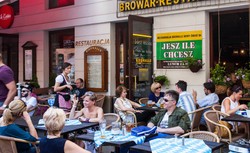 W największych miastach Europy na ulicach dominują butiki. Polska tworzy alternatywną historię