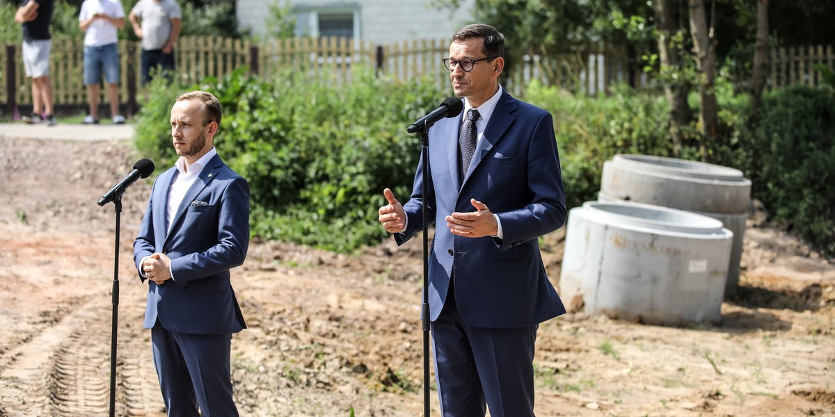 Premier Morawiecki uważa, że coraz lepsze warunki do życia i lepsza infrastruktura będą przyciągać przedsiębiorców. Według niego modernizacja wodociągów i kanalizacji zapewni lepszy standard życia, a to ma zniechęcać Polaków do wyjazdów za granicę. 