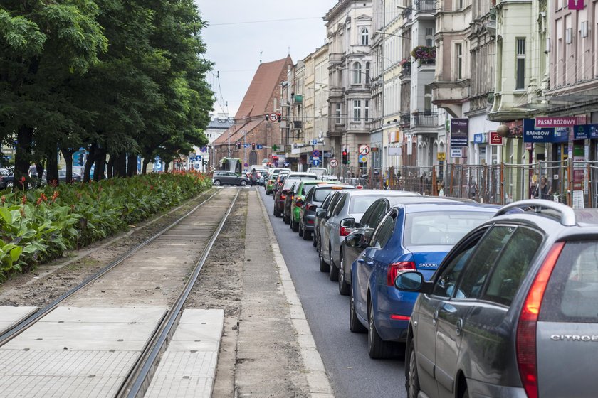 Urzędnicy wyliczają zalety strefy 30, a kierowcy stoją w korku