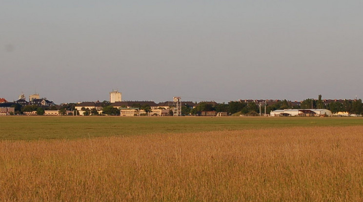 Péntek reggel 7 óra körül lövöldözés tört ki a bécsújhelyi katonai repülőtér laktanyájánál / Fotó: Wikipédia